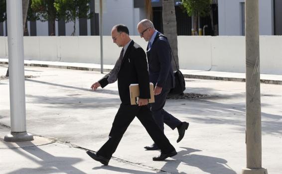 Abogado de Arias caminando a audiencia