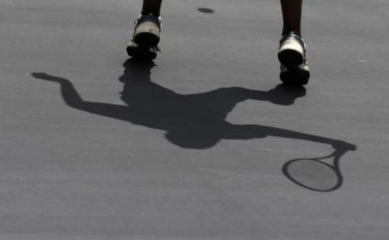 Deportista en una cancha de tenis