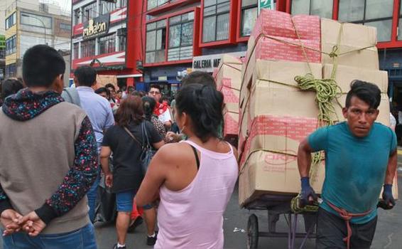 image for Casos de COVID-19 están aumentando alrededor de los centros comerciales