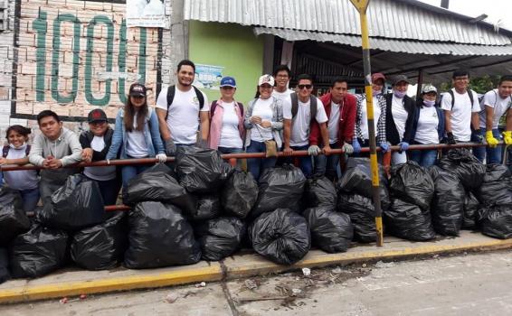 Estudiantes despues de una jornada de limpieza