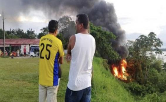 image for Homem ateia fogo em carro e joga no barranco da Comara