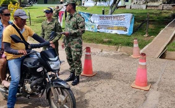 image for Entrega de volantes invitándolos a denunciar a los integrantes de los GAO