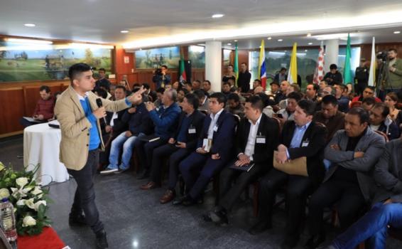 Personas reunidas con ministro de vivienda en conferencia 