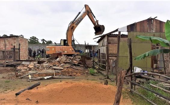 image for Tratores começam a retirar casas e barracos da invasão Monte Horebe