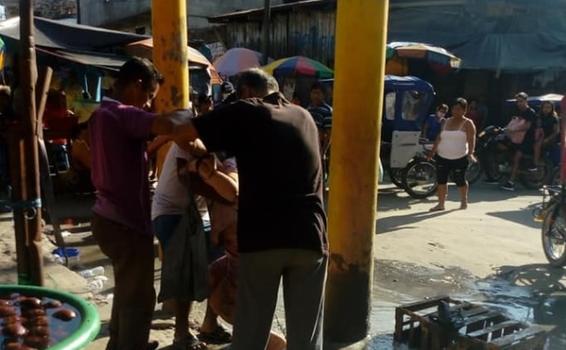 image for Mujer cae de manera aparatosa en un buzón sin tapa