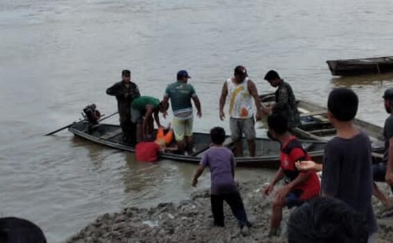 image for Barranco cai soterrando criança que pescava no Rio Solimõe