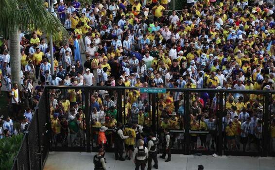 image for Chefe do futebol da Colômbia paga fiança e é liberado 