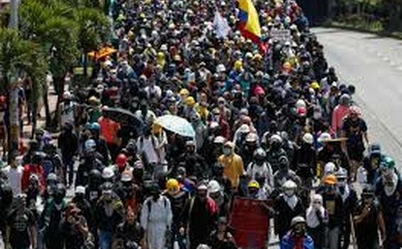 Jugador de la seleccion colombia en un estadio