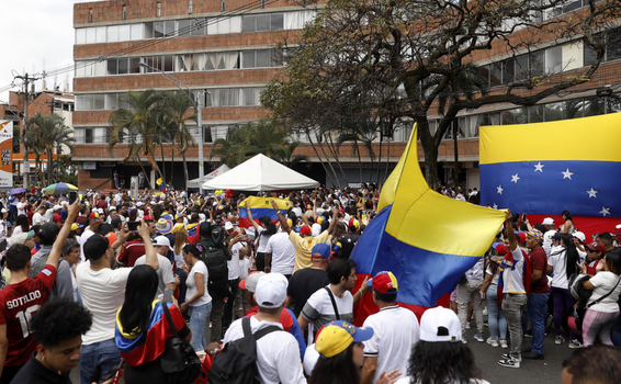 image for  Venezolanos votaron en Medellín mientras mas protestaron en las calles