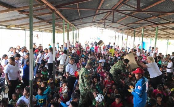 Personal del ejercito al lado de un capturado