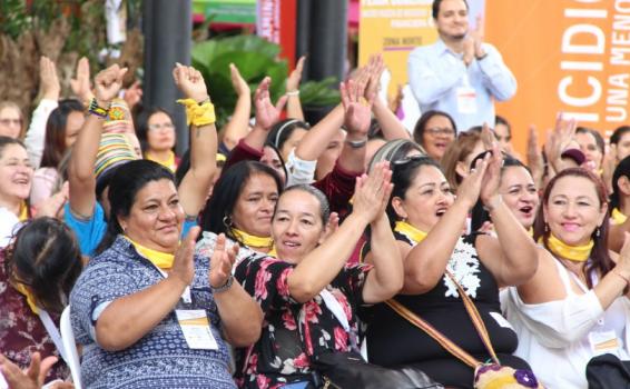 Mujeres en un evento aplaudiendo