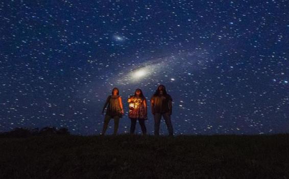 Personas en viendo al cielo una lluvia de meteoros