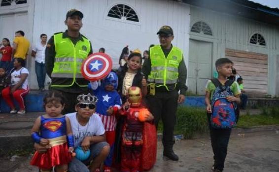 Niños y policias en las calles de Leticia en el dia del dulce