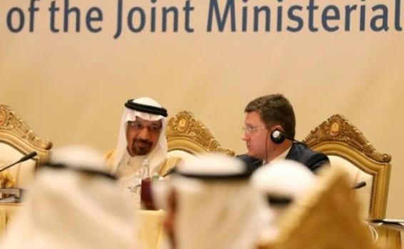 Ministro saudi de Energia Jaled Al Faleh con su homólogo ruso, Alexander Novak