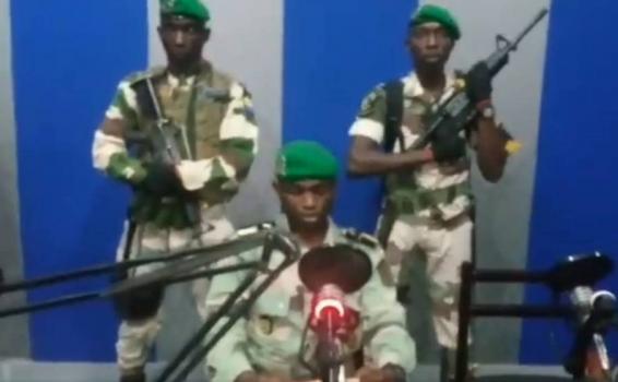 Militares en una radio estatal de Gabon