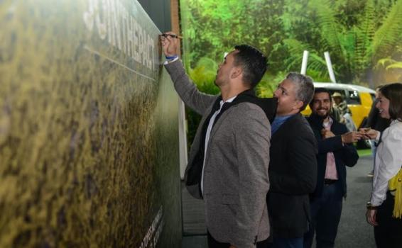 Personas en un exposicion