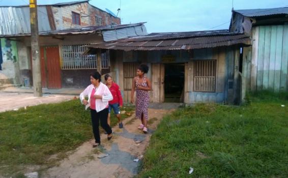 Personas saliendo de una casa