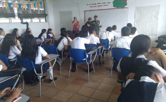 Estudiante en aula escuchando personal del policia