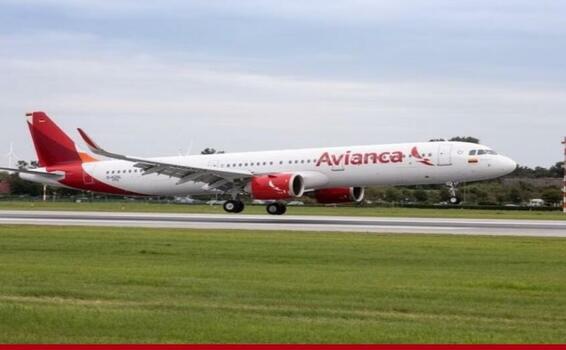 image for Pasajero intentó abrir la puerta de un avión en pleno vuelo