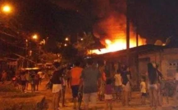 Casa con llamas por incendio