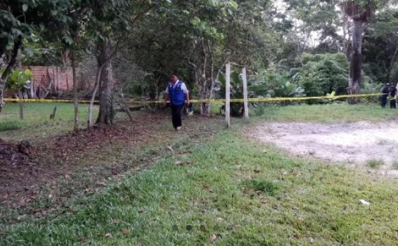 Mujer caminando por una zona acordonada por la policia