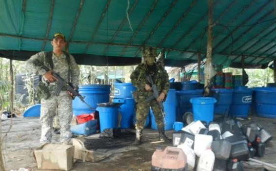 Soldados en un laboratorio de narcoticos