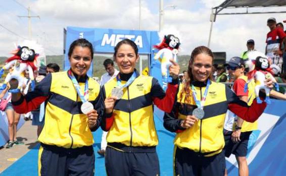 Deportistas colombianas sosteniendo trofeos 