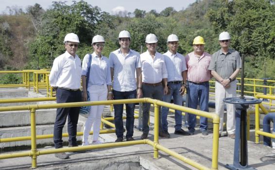 Personas de casco blanco en una foto