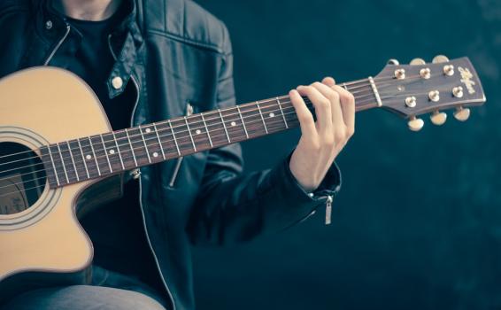 Persona tocando melodia en una guitarra