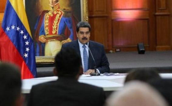 Presidente Maduro en reunion con personas