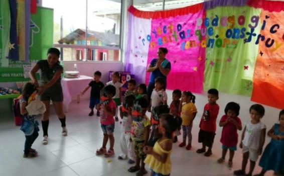 Niños indígenas del Amazonas recibiendo regalos