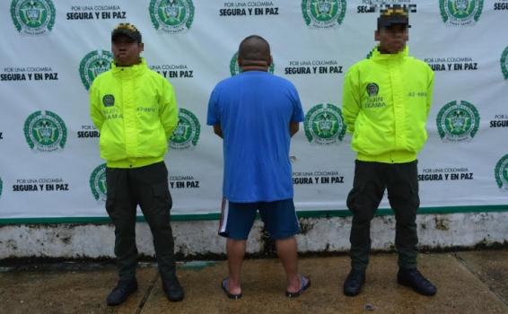 Estudiantes y policias del grupo amigos de la naturaleza