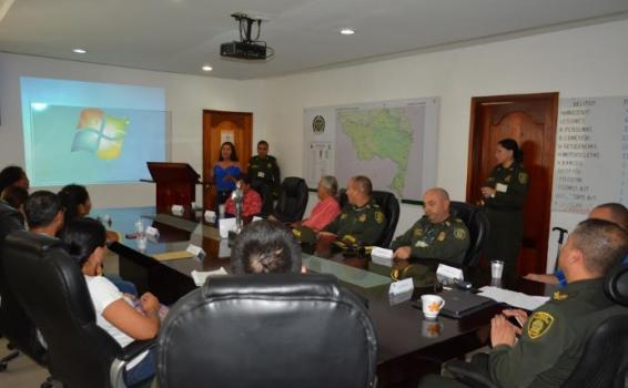 Personas en una oficina en reunion para la red de participación cívica