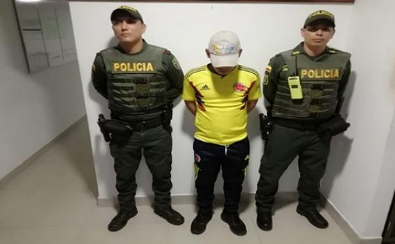 Tres personas un de espalda y las otras de frente en una judicializacion