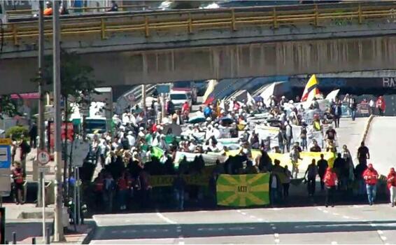 image for Por manifestaciones de campesinos estaciones de transmilenio estan cerradas