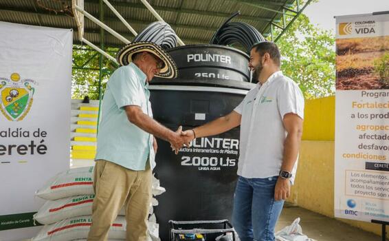 image for Entregan tanques de agua y equipos a 50 productores agrícolas de Cereté