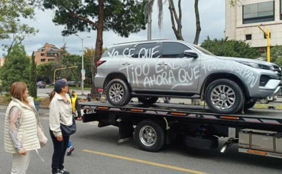 image for Camioneta en Bogota fue rayada por una supuesta infidelidad