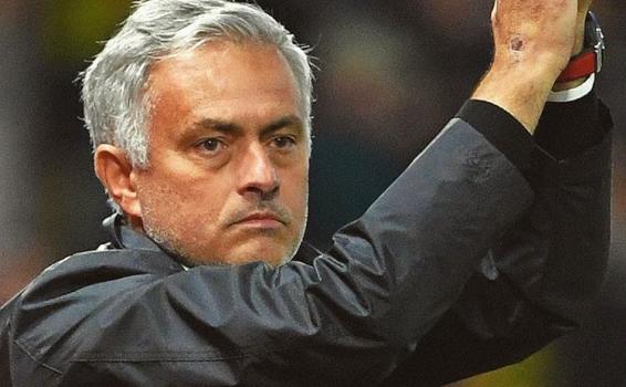Jose Mourinho aplaudiendo en un partido de futbol