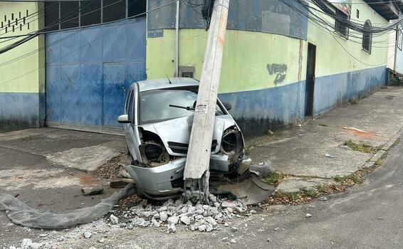 image for Motorista desvia de carro na contramão e derruba três postes em Cariacica