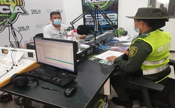 DIFUNDIMOS TEMAS CONTRA LA DEFORESTACIÓN AMAZÓNICA EN LA RADIO POLICÍA LETICIA 98.9 FM