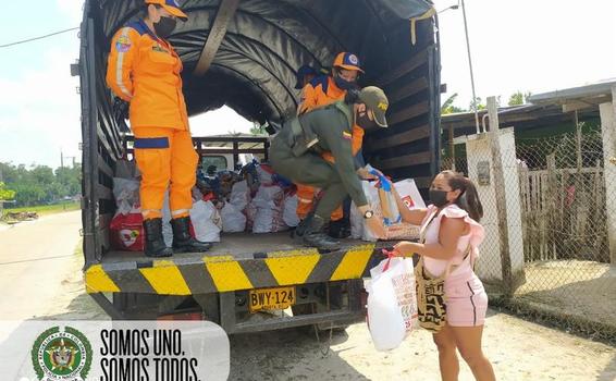 LA POLICIA ENTREGA AYUDAS HUMANITARIAS  ALA COMUNIDAD SAN SEBASTIAN 