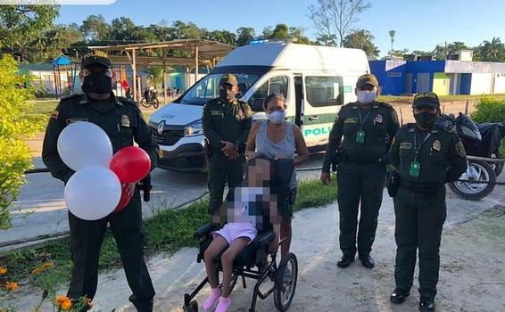 POLICÍA EN LETICIA CONSIGUE SILLA DE RUEDAS PARA NIÑA CON PROBLEMAS DE MOTRICIDAD