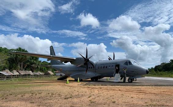 Comunidades indígenas de Chorrera, Pedrera y Mirití Paraná recibieron canastas nutricionales transportadas por su Fuerza Aérea