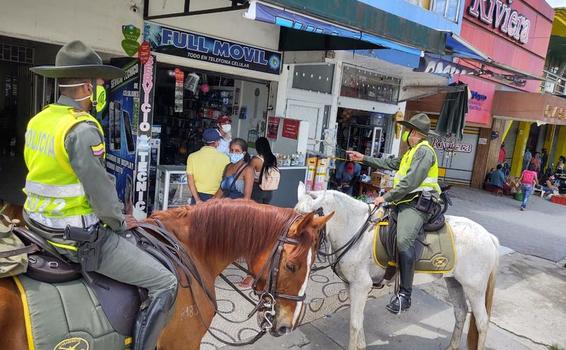 GRUPO DE CARABINEROS DE LA POLICÍA RECORRE LAS CALLES DE LETICIA 