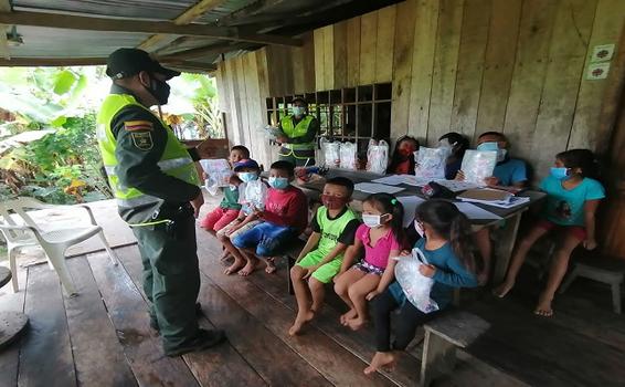 ENTREGAMOS LIBROS Y ÚTILES ESCOLARES A NIÑOS Y NIÑAS DE UNA COMUNIDAD ÍNDIGENA A LA RIBERA DEL RÍO AMAZONAS