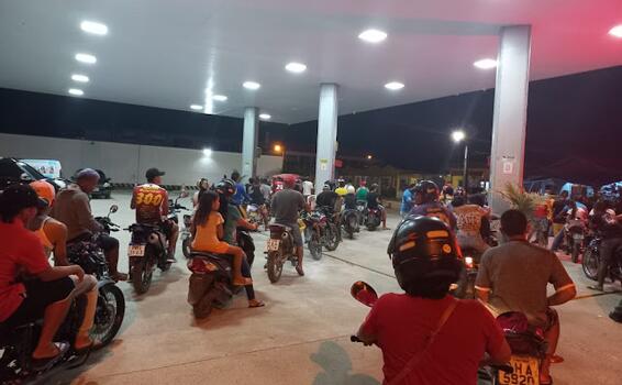 Por falta de gasolina em Letícia, brasileiros e colombianos "invadem" postos no Brasil
