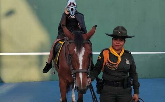 EN EL DÍA DULCE, LOS CARABINEROS ENSEÑAN A PROTEGER LA FLORA Y FAUNA