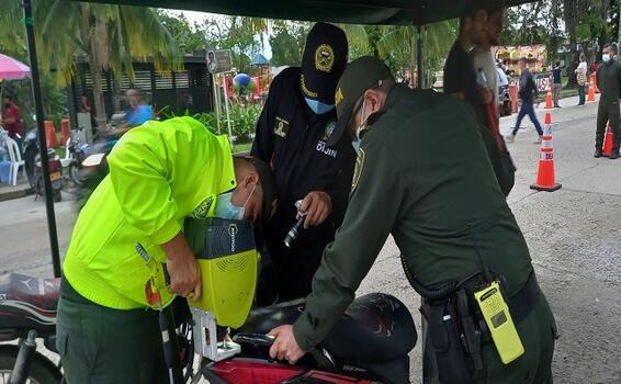 POLICÍA REALIZA CAMPAÑA PREVENTIVA CONTRA EL HURTO DE MOTOCICLETAS EN LETICIA