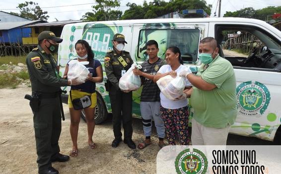 LA RADIO POLICÍA EN EL AMAZONAS SE UNE CON EL COMERCIO EN LA ENTREGA DE AYUDAS HUMANITARIAS DE EMERGENCIAS 