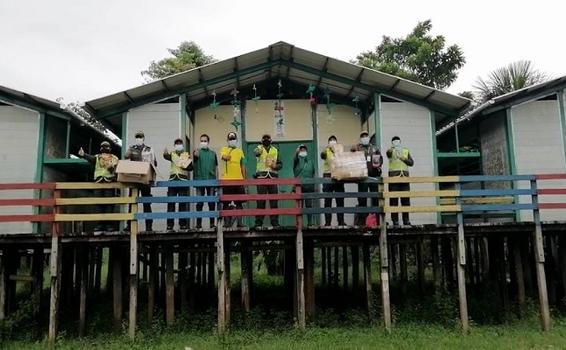 ENTREGAMOS LIBROS Y ÚTILES ESCOLARES A NIÑOS Y NIÑAS DE UNA COMUNIDAD ÍNDIGENA A LA RIBERA DEL RÍO AMAZONAS